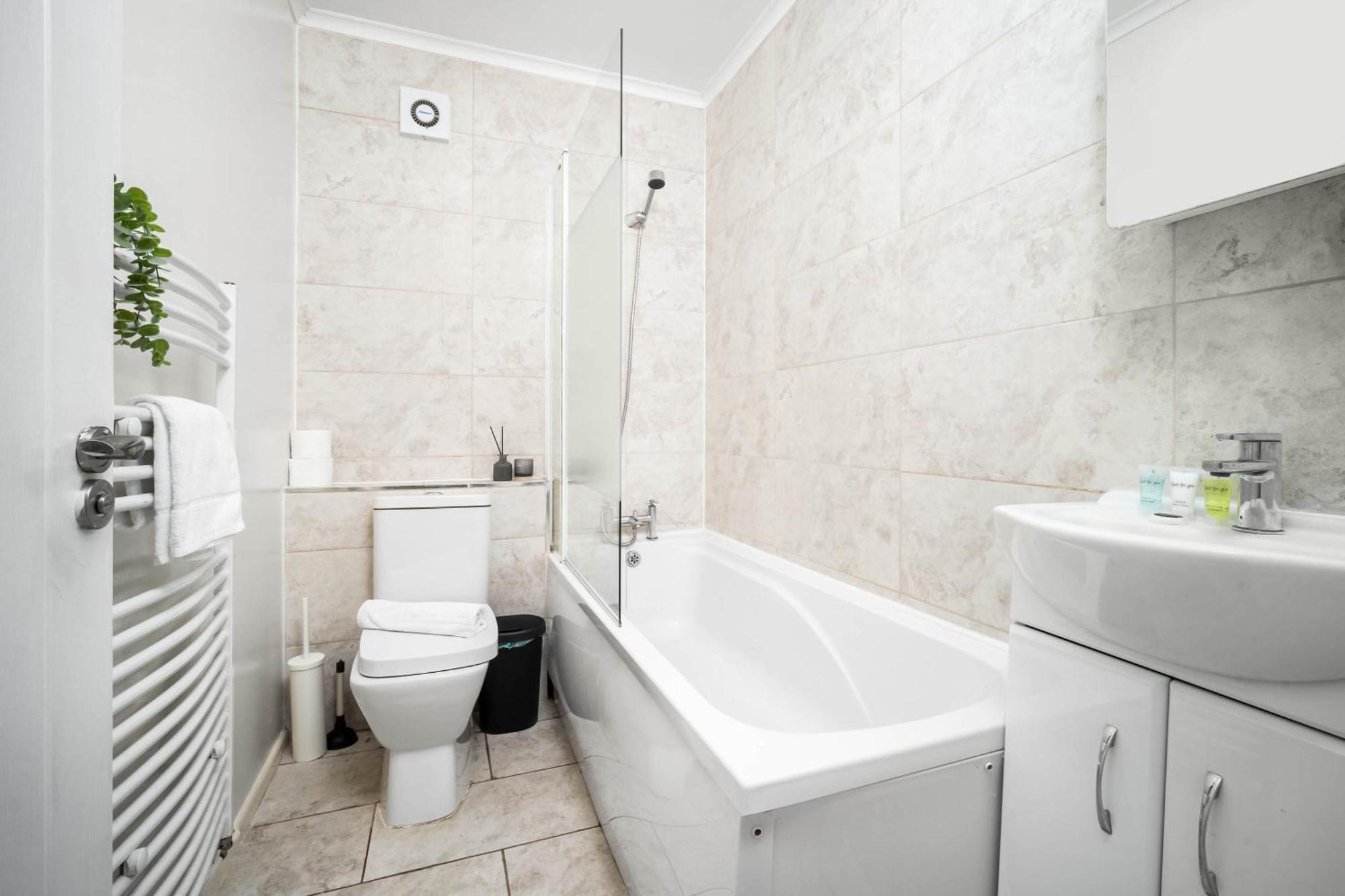 ברמינגהאם Three Bedroom House - Parking & Garden - Netflix - Wifi - Great Location - 215R מראה חיצוני תמונה